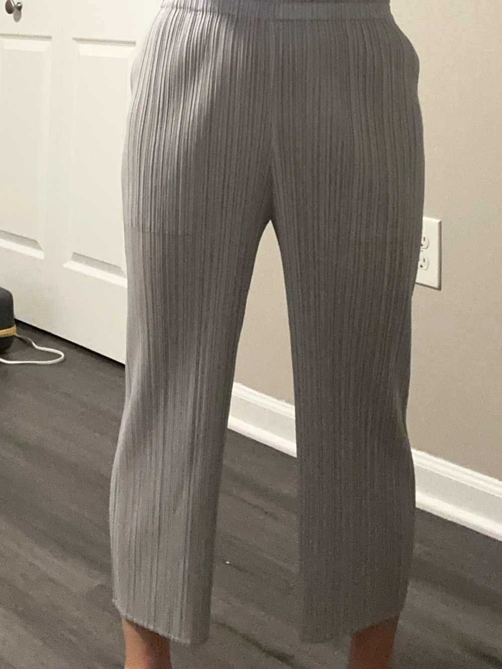 Issey Miyake Pleated Wide-Leg Cropped Trousers in Light grey - Picture 6 of 6